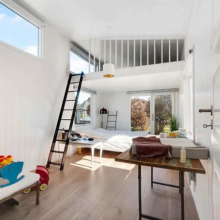 Bright Close To The Sea * Yderby